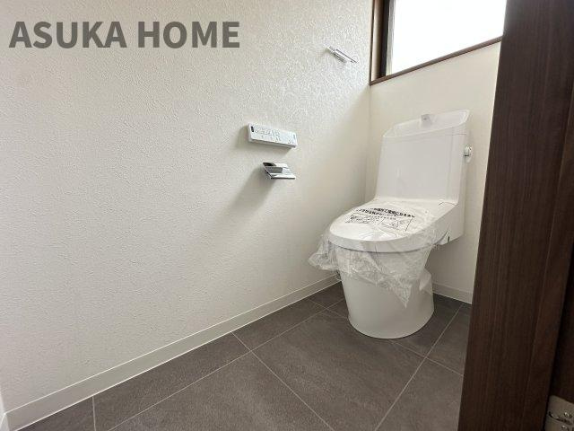 新規交換済♪温水洗浄便座のトイレ設備です。
