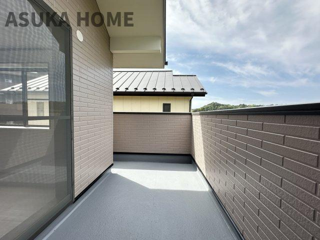 南西向きで陽当りの良いバルコニーは、風通りも良く洗濯物の渇きも早く家事の時短にもなりますよ。