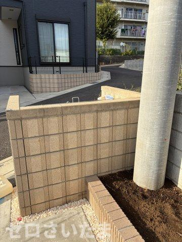 敷地内に電柱が入っています。　撮影日　2025年10月23日　15:15　晴れ