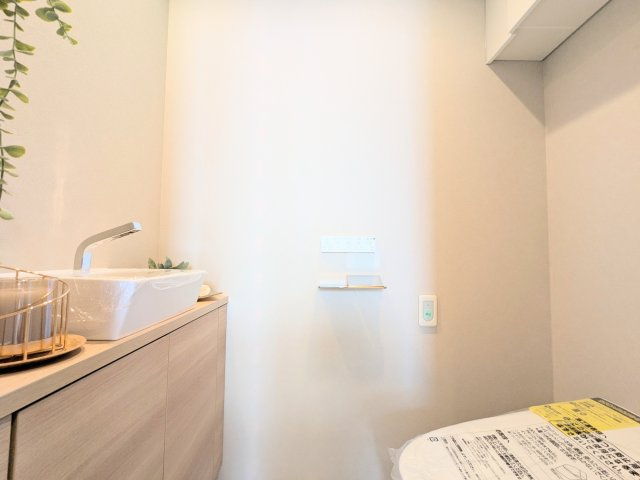 ～吊戸棚ならびに手洗器付きのトイレ写真～　消耗品等の収納が可能で便利です！
