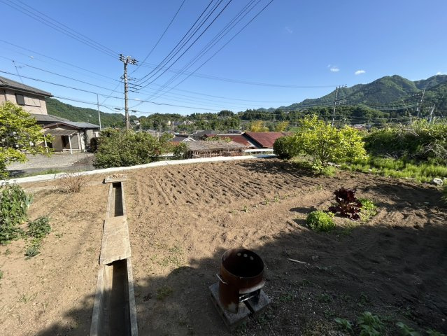 庭があることでガーデニングや家庭菜園はもちろん、こどもの遊び場やペットを放して遊ぶことができます。また、家の周囲に余裕があるということです。隣地との間があれば、十分な日当たりと、風通しが確保できます。