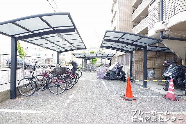 屋根付きの駐輪場です！