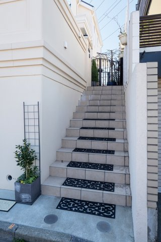 建物デザインと統一感のある階段です。