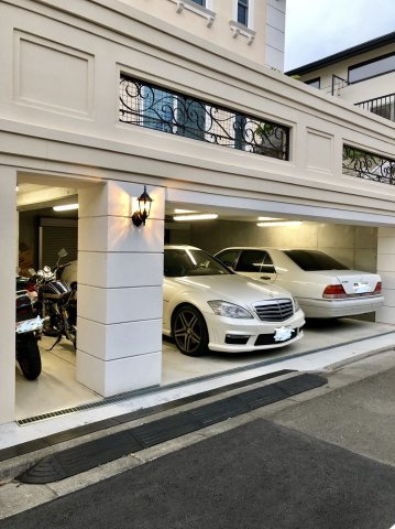 地下1階部分に並列2台駐車可能なガレージがございます。前面道路も広く車庫入れラクラク！