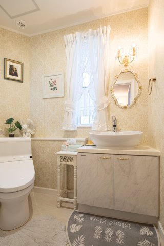 手洗い付きで清潔感のあるトイレ（1階部分）