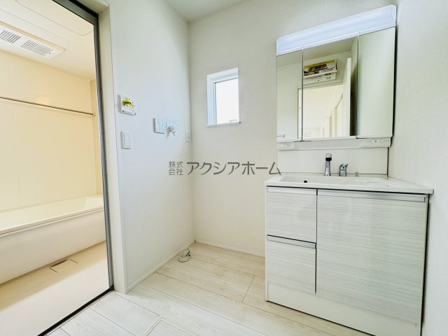 温水シャワー付洗面化粧台