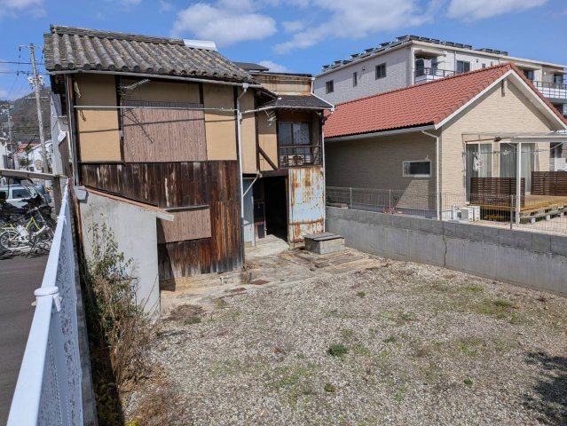 古家付きの現況となりますが、敷地の奥行きや広さを活かした多彩な活用が期待できる土地です。平坦な地形で造成の手間も少なく、建築計画が立てやすい点も魅力。住宅用地、事業用や駐車場としての活用も検討できます