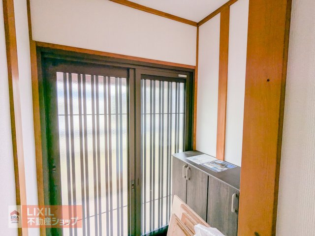 【玄関】ゆったりと明るい玄関がご家族や来客をお出迎え。収納もたっぷりついており、ご家族の靴の収納にも困りません。