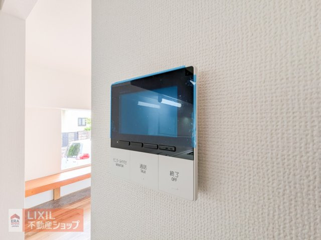 来客の顔が分かるTVモニタドアホン。不在時には、録画もしてくれるのでセキュリティも安心です！しっかりと声も聞こえますので2重で安心ですね！
