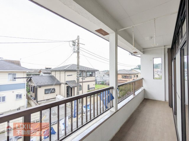 【バルコニー】南向きの広々バルコニーは日当たり、風通しが良く、お布団や洗濯物がたくさん干せます。