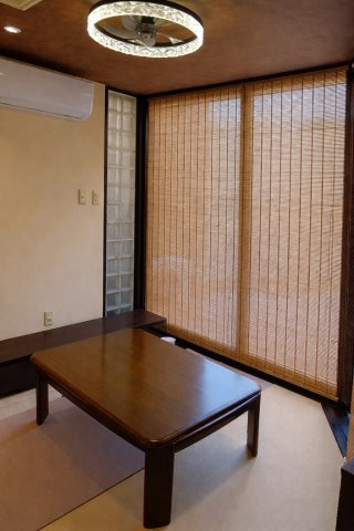 和室サンルームの写真です。洋の大理石調のリビングの隣にあり、和も楽しめる良いとこどりの間取りです！