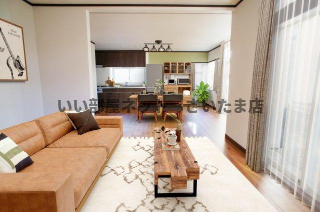 22.5帖のＬＤＫです。令和5年9月にキッチンの交換、床重ね張り、クロス全面張替済みです。※LDKにCG合成で実際の家具を配置したイメージパースです。家具・調度品などは売買契約に含まれません。