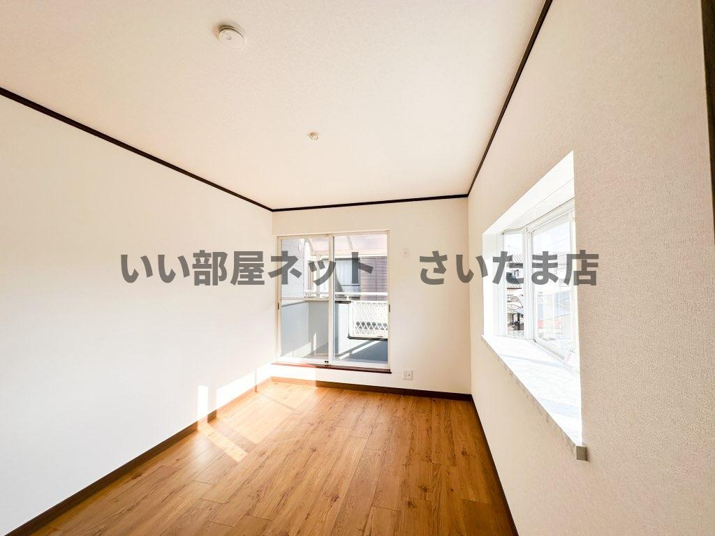 CG合成前の洋室写真です。2階南側の6帖の洋室です。出窓も有り、採光性は非常に高いです。