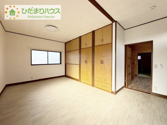 広めの主寝室は、ベッドの他にもパソコンデスクやドレッサーなども置けちゃいます(*^-^*)