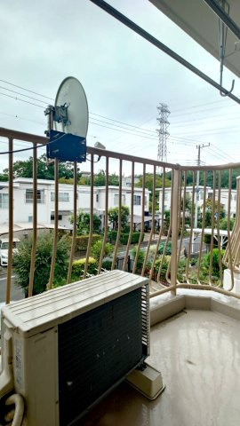 対面する建物との距離が十分にあり、バルコニーから外の視線を感じにくいです