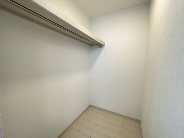 広々としたウォークインクローゼット付きで、大小様々な荷物が収納出来ます。