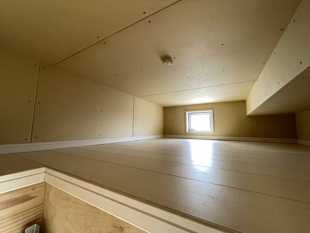 約7.2帖の洋室には小屋裏収納があり、季節もののお洋服などをしまうことも可能です。