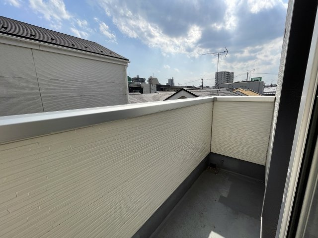 2階・3階にバルコニーがあり室内にもたくさんの光が入ります！
