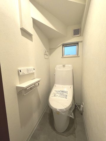 窓もあり換気のしやすいトイレ