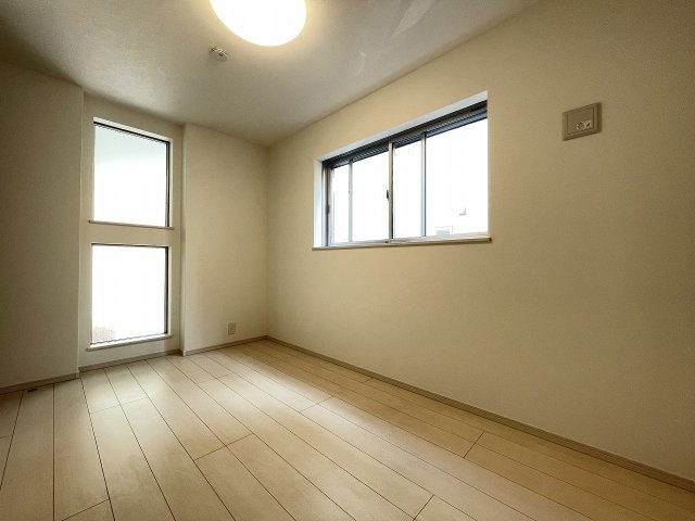1階洋室。小さな窓がついた洋室は、優しい光が降り注ぎます。