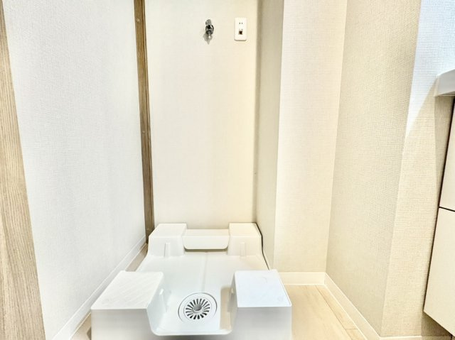 洗濯機の下や排水口のお掃除がスムーズに行える、便利な「かさ上げタイプ」の洗濯機パンを採用。埃が溜まりにくく、洗面室を常に清潔に保てます。毎日の家事の負担を軽減してくれる、嬉しい配慮です
