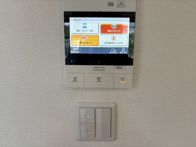 来訪者の顔をはっきりと確認できる、視認性の高いカラー液晶モニター付きインターホン。留守中の録画機能や防犯セット機能も備わっており、安心のセキュリティです。
