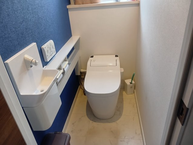 タンクレスで手洗場もついた1階のトイレ