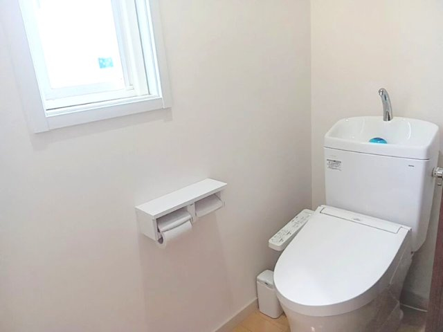 2階のトイレは納戸の1部をリフォームしました。