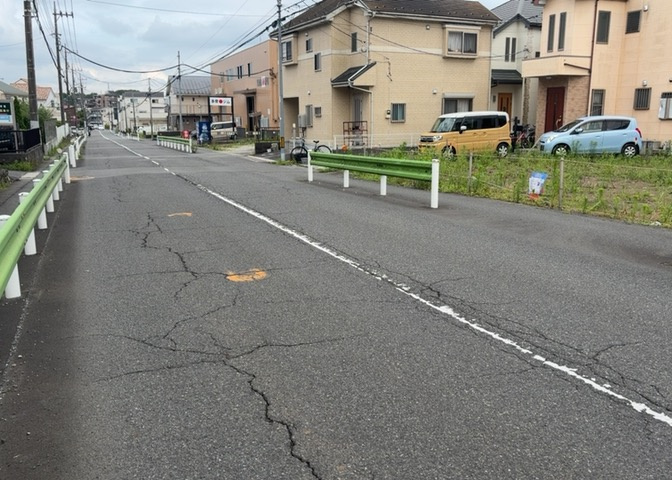 土地の形が極端に長細かったり、狭小地、あるいは道路との高低差がある傾斜地だった場合、後々売ろうとしても買い手がつかない場合もあります。後々、売却することになった時に価値の下がらない土地を選びましょう。