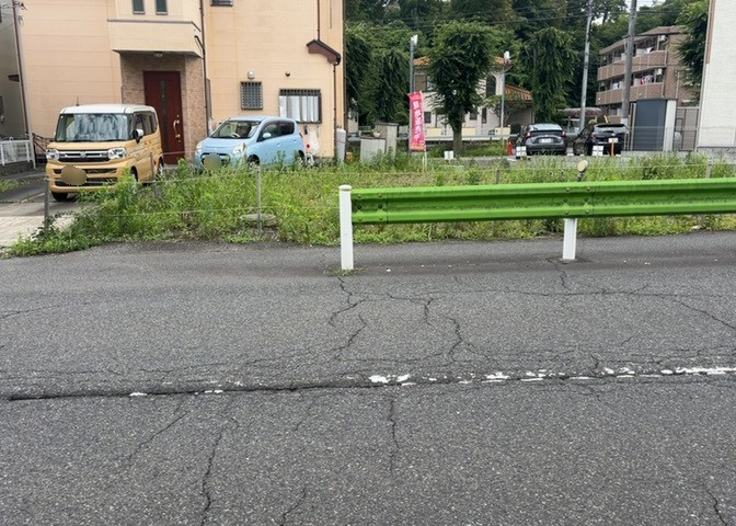家を建てる場合、方位は要チェックです。現実的に日当たりのよい家ならばリビングは南側、建築基準法でも北側に当たる家への配慮は求められています。土地を見学に行く際は、方位磁針を持って行くようにしましょう。