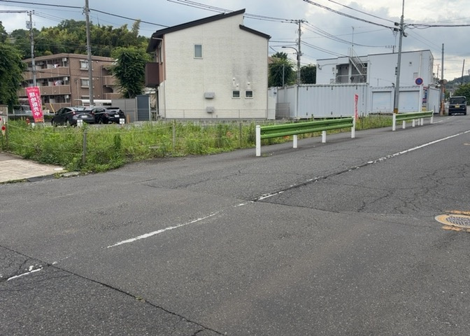 土地の前の道路に消火栓が設置されていることがあります。この場合、道路交通法第45条第1項により、駐車禁止の場所が指定されています。そのため、車庫などの駐車スペースをつくることができない場合があります。