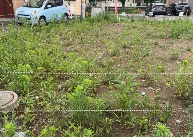 現地に行くなら、物件の周囲の地形がどうなっているかを見ることも大切です。周辺より低くなっている土地では、大雨などで水が集まりやすいため、地盤が弱くなっているということも考えられるため、注意が必要です。