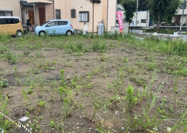 土地購入を検討されている場合、境界杭がない状態で購入してしまうと境界確定測量をする必要があり、費用がかかります。購入の前に、売主、隣土地所有者立ち合いのもと境界を確定し境界杭を設置するのがベストです。