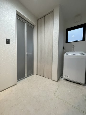 収納を多く設けており、脱衣スペースを広く確保しています。