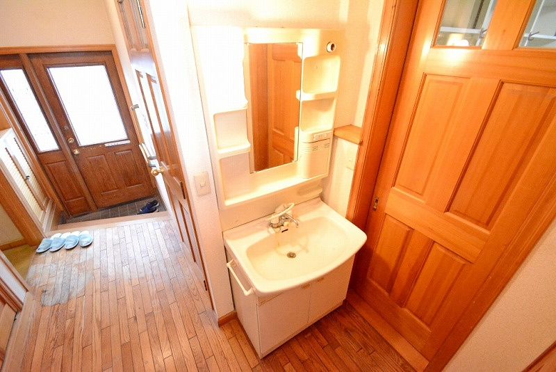 1階にも洗面台が設置されています。帰宅時の感染症対策もスムーズです。