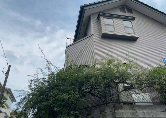 バルコニーは、室外の専用スペースのうち、「屋根がなく開放された空間」であるものを指します。ベランダより広いタイプのものが多く、日当たりもよいため家庭菜園などを楽しみたい人にとって適した環境となります。
