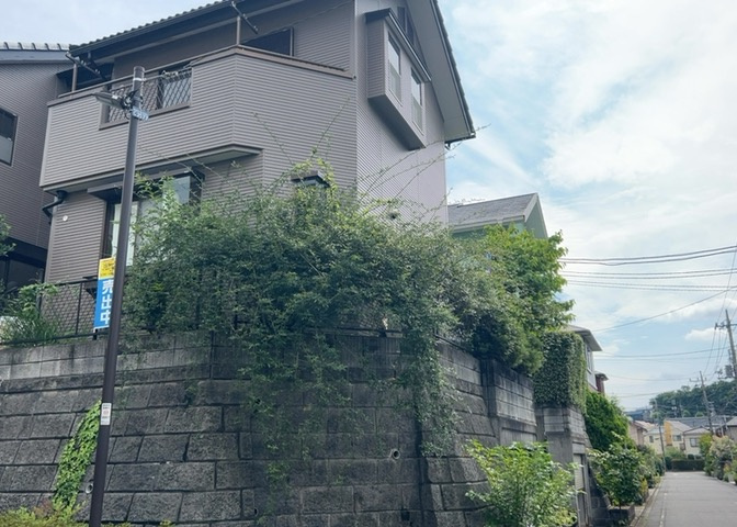 木造住宅とは土台、壁、柱など建築物の強度を支える構造体の材に木が使用されている構造を指します。構造体は建物の自重を支えるだけではなく風圧や水圧、積裁荷重などあらゆる衝撃に耐えるための基礎です。