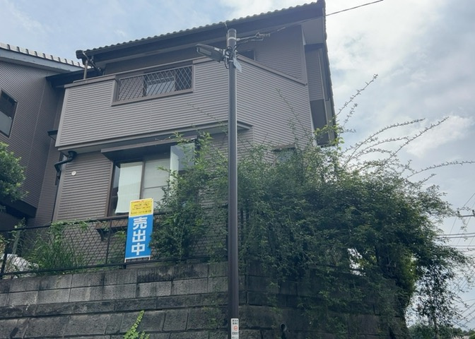 建物の基礎工事の方法は、主流となっているベタ基礎（防湿基礎）と布基礎の2種類に分類され、床下の通気性や耐久性などに違いがあります。建物の基礎部分の構造や付帯設備など詳細については現地でご確認ください。