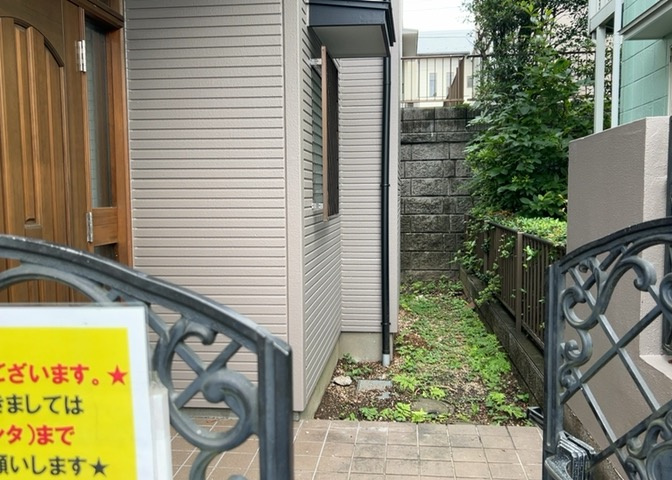 玄関ポーチにおいて最も重視すべきと言っても良いのが広さです。適切な広さの玄関ポーチでないと外見的なバランスは崩れてしまいますし、何より使いにくくなってしまいますので、現地で実際に下見をしてみましょう！