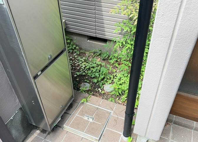 床下換気口は、床下に湿気がこもることを防ぎ、効果的に換気を行うために設置されています。床下換気口が設置されていない建物は、基礎パッキング工法などにより換気を行なっています。詳細は現地でご確認ください。