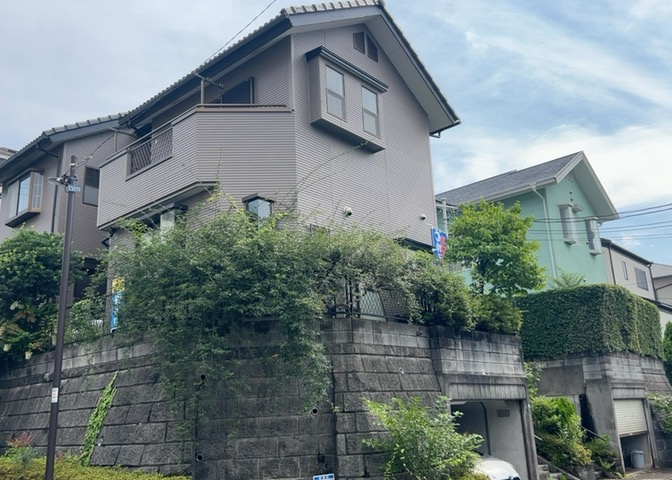 隣家の土地はどうなっているのか、生活利便施設が近くにあるのか、学校まで近いかなど、お客様のライフスタイルにあわせたイメージが重要です。また、近くにあると困る施設が近くにないかも確認するといいでしょう。