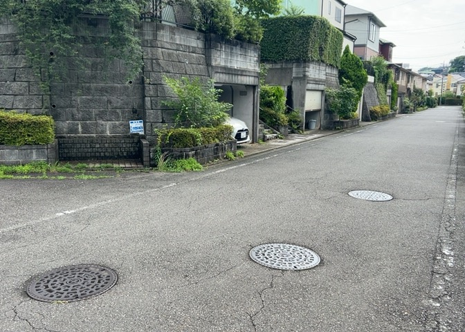 南側道路の場合は長い時間光を入れ込むことができるため、庭やリビングを道路側に持ってくることが多く土地価格も高い傾向にあります。一方北側道路だとリビングや庭が南側になりプライバシーを守ることができます。