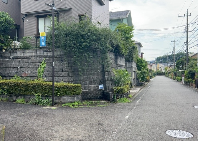 東側道路の場合は居室を南向きに設計しやすいため、朝日が入りやすいというメリットがあります。一方、西側道路も東側同様に居室を南向きに設計しやすいのですが、住宅地だと朝日が入りにくいという弱点があります。