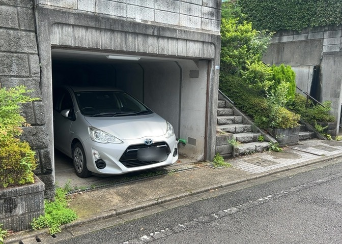 車一台あたりに必要なスペースは、標準サイズの普通自動車で横幅2m50cm、長さ5mは必要になります。ただし、乗降のことも考慮して横幅3m30cm、長さ5m50cmほどは確保できるところを選びましょう。