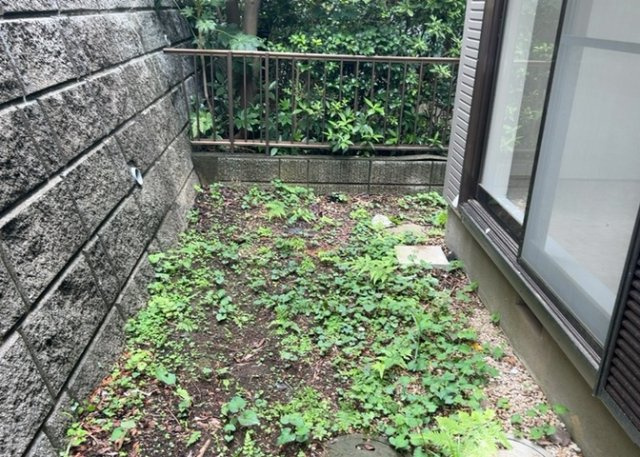 庭のある家に住むことのメリットとして、子どもたちの遊び場を確保できること、ガーデニングや家庭菜園を楽しめること、明るさを確保できることがあります。また、配置を工夫することでプライバシーが確保できます。