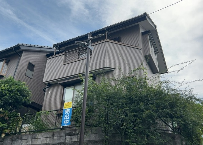 バルコニーは、建物内から室外へ楽に出入りできる便利なスペースです。また、バルコニーには手すりを付けることが義務付けられており、手すりの高さは110cm以上で施工することが建築基準法で定められています。