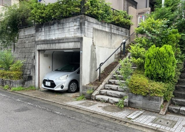 住宅用の土地では前面道路に2m以上接していなければならないと法律で定められています。しかし、お持ちの車のサイズやライフスタイルなどにより、2mでは利便が悪い場合もございますので、事前に確認しましょう。