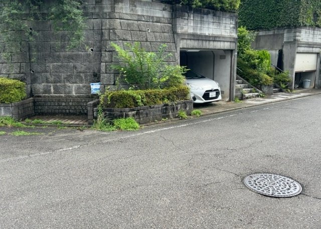 道幅が広い場所は日当たりや風通が良好です。幅が広いのですれ違いも可能ですし大きな車でも駐車可能！一方で、大型車が通ることも多くなるため交通量の増加により騒音に繋がります。また土地の値段が高くなります。