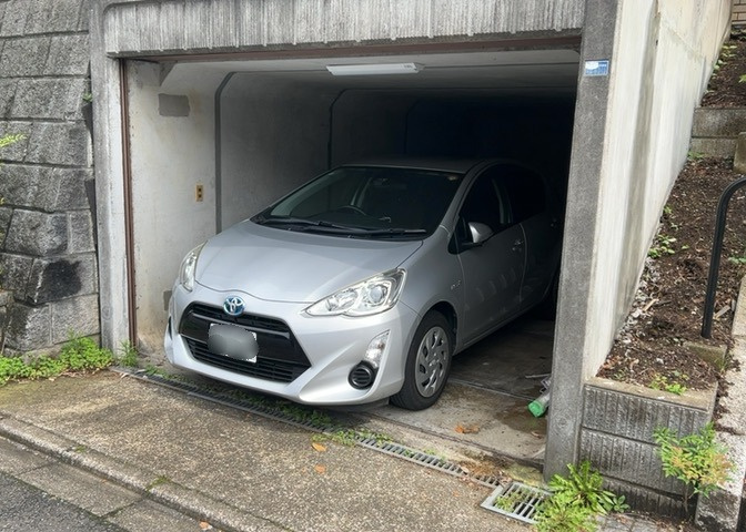 駐車場と明記されていても、最小スペースでつくられた駐車場だと大型車は駐車できなかったり、出入りしにくくなったりする可能性があります。お車のサイズと購入したい物件の駐車場のサイズを現地で確認しましょう。