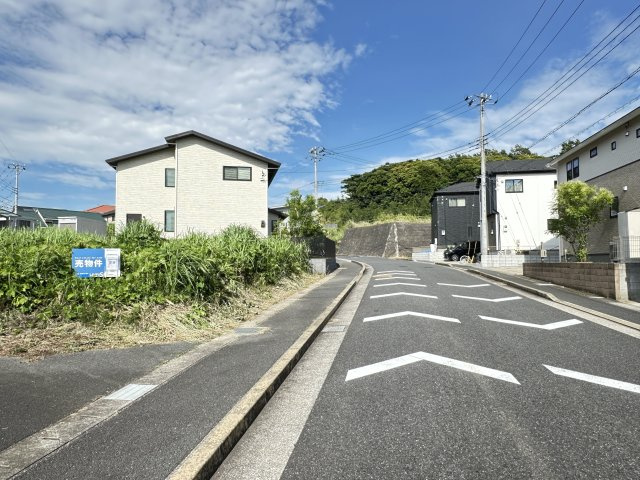 建築条件ありません！約84坪の南道路に面した陽当たり良好の物件です♪　開放感のある角地。広いお庭、十分なカースペース、こだわりの間取りで建築していただけます！お好きなハウスメーカーや工務店で建築可能♪